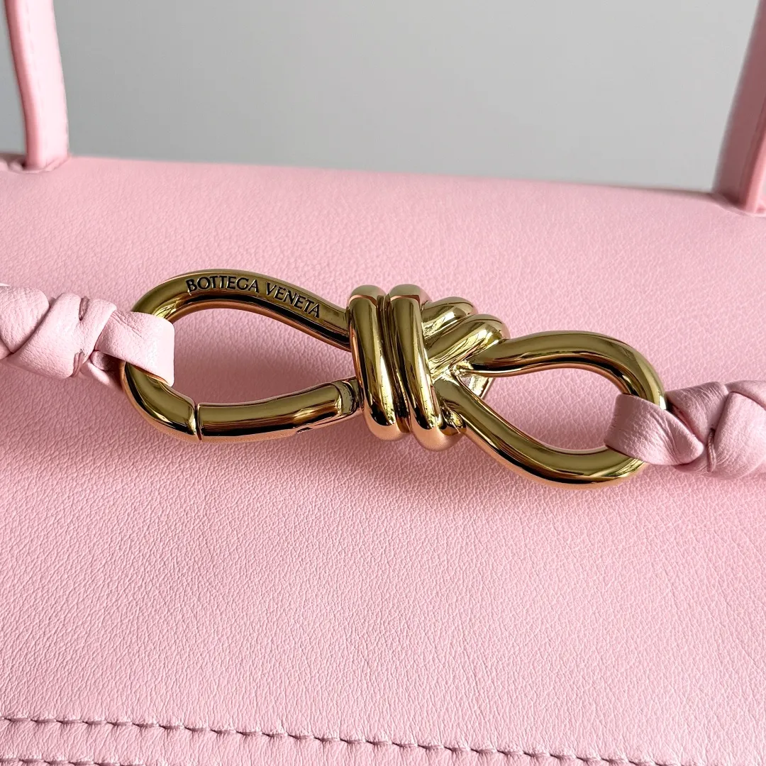 Batch 2360 BottegaVeneta Latest Ciao Ciao Bag Silky cowhide two-way flap handbag with signature twist detail, hidden hook closure, flap can be fastened to the front or attached to the INTRECCIATO woven interior pocket, comes with an adjustable and detachable crossbody strap, interior compartment, and also features a zippered pocket. The surprise flap has various shapes. Style 1 - Cover the bag surface and expose the knot decoration. Style 2 - Place the flap inside the bag. A buckle is also designed. Style 3 - The U-shaped position of the top handle in the hand bag. Style No.: 817231 Size: 34*26*15cm